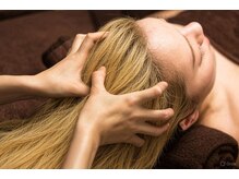 「頭皮から整える髪質改善」。本格エイジングケアスパ。
