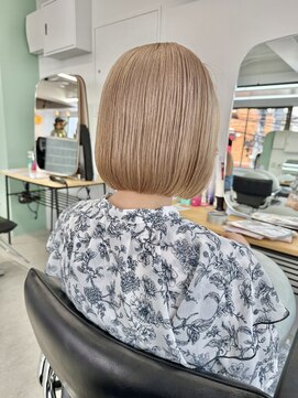 ヒビヲ(HIBIO) 横浜ボブケアブリーチダブルカラータッセルボブ切りっぱなしボブ