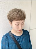 透明感ベージュカラー×大人耳掛け＆前下がりショートスタイル