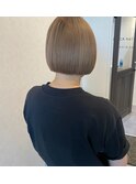 ホワイトグレージュ×まとまりボブ