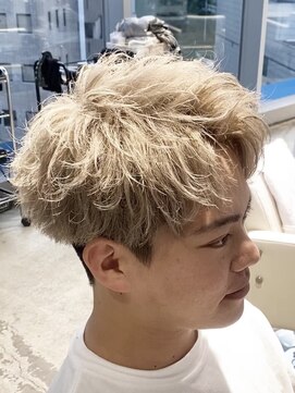 オーシャントーキョー(OCEAN TOKYO) ハイトーンツーブロックアップバング刈り上げミルクティー束感