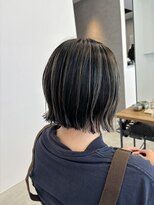 テラス トヨタ(Telasu Toyota)&nbsp;外ハネ切りっぱなしボブに表面バレイヤージュでオシャレに