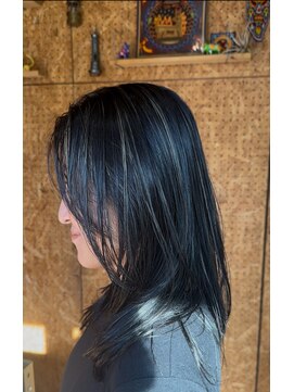 ノラ カマクラ(NORA kamakura) 地毛ベースの暗めナチュラルなハイライト/レイヤーカット