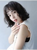 風になびくボブパーマ