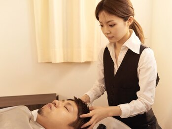 ラヴィ 横浜店(LAVIE)の写真/男性特化のプロによる頭皮診断と極上のヘッドスパが◎業界で希少なエステシモスパ取扱いサロン<理容室>