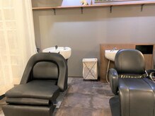 ヘアーアンドメイク アッサンブレ(Hair&Make Assemble)の雰囲気（フルフラットのシャンプーチェアーで心ゆくまでリラックス）