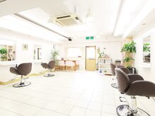 ヘアーサロン シュシュ(Hair Salon Chou Chou)の雰囲気（広々としたサロン内。幅広い年齢層に対応してます★）