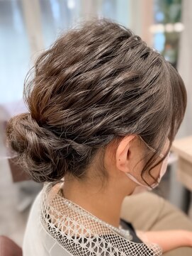 ビースリー ロア シニヨン ヘアアレンジ 2022/04/21