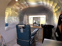 ユーゼンバーバーエアーストリームベース(YUZEN BARBER AIR STREAM BASE)の雰囲気（31ftのAirstreamの中には2台のヴィンテージバーバーチェアを設置）