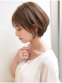 イメチェン厚めバング耳かけフォギーベージュ毛先パーマショート