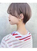耳掛けショート×暗髪×センターパート