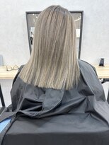 リノバイアクネ(lino by ACNE) カーキベージュ/切りっぱなしボブ