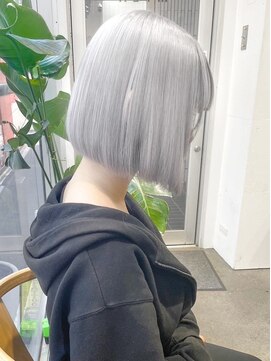 リラ バイ ミラ 新宿(LILA by MILA) ブリーチダブルカラー/前髪ありハイトーンボブ/新宿