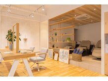 トレーニングサロン リッカ たまプラーザ(Training Salon Lycka)の雰囲気（木目を基調とした温かみのある雰囲気の店内【たまプラーザ】）
