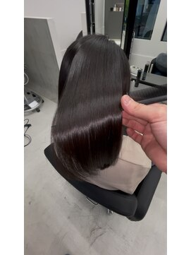 エン 久安(en.) チャコールグレー×艶髪ストレートスタイル