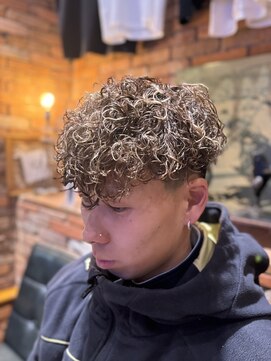 フォーコーナーズ(Four Corners) スキンフェードツーブロック刈り上げジェットモヒカンマンバン