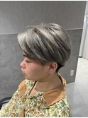 センターパート毛流れマッシュシルバーグレージュ