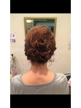 ブラッシュ(brush) 花びら風編込みアレンジ