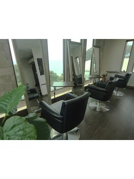 海まで徒歩10分の場所にある景色がよい開放的サロン♪パパもママもお子さまも家族そろってご来店下さい！