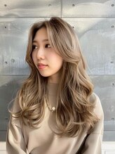 【抜け感ある外国人風ヘアカラー】柔らかな質感を演出できるアディクシーカラーが人気♪