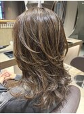【1番人気】くびれミディアムレイヤー30代/40代/50代/白髪ぼかし