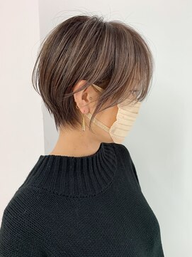 ミィ 表参道(mee.) 【mee.】グレージュハイライトベージュ 耳掛けマッシュショート