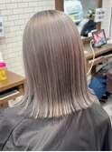 シルバーグレージュ 外はねボブ