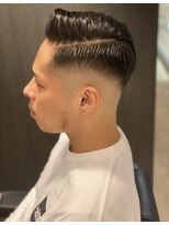 フランクスバーバー アンド ビアークラブ(FRANK'S BARBER and BEER CLUB) かき上げ七三分けスキンフェードカットサイドパートショート