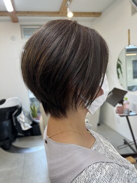 グリ(GURI) 透明感たっぷりベージュカラーのショートボブ