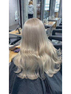 スリー 横浜(THREE) ホワイトベージュ