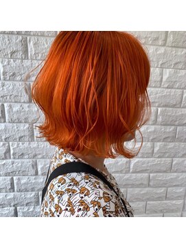 ホワイト(WHITE HAIR@NICOLA) ビビットオレンジ×ゆるふわボブ