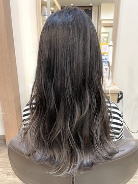 アルターリール(aL ter Rire) 黒髪/グレーベージュ/レイヤーロング/前髪パーマ /中村郁未