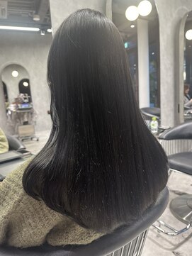 シティ(CITY) ツヤ髪ブルーブラック×レイヤーカット【CHICA】