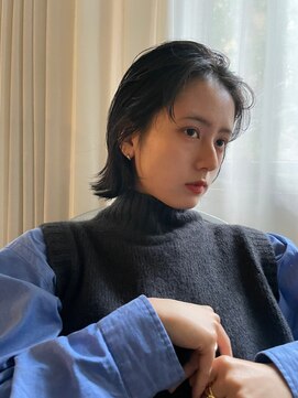 エイチ(H) レイヤーミニウルフチェリーブラウンショート美髪前下がりボブ