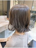 柔らかグレージュカラーの切りっぱなしボブ