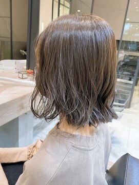 スリー(Three) 柔らかグレージュカラーの切りっぱなしボブ