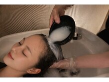 【完全酸化とデトックス】特別な成分で形状を強固に定着。ダメージ源を無害化しサロン帰りの美しさを保持