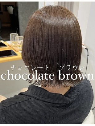 分厚いブロンドのハイライトが付いたチョコレートブラウンの髪