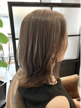 パターン3 白髪を活かしながら自然な髪色に。年齢を重ねた「美」の追求