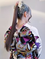 アヴァンセ サニー美容室&nbsp;ポニーテール 和装ヘア シルバーグレージュ 振袖 タイトポニー