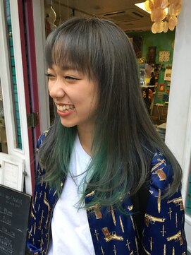 ピエスデシュブー(piece des cheveux) グレージュに数種類のブルーのインナーカラー