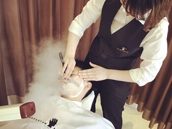 銀座マツナガ日本橋店の写真/自分でお手入れ派の方も、大事な商談を控えている方も、理容室の細やかなグルーミングで清々しい男の顔に！