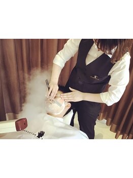 自分でお手入れ派の方も、大事な商談を控えている方も、理容室の細やかなグルーミングで清々しい男の顔に！