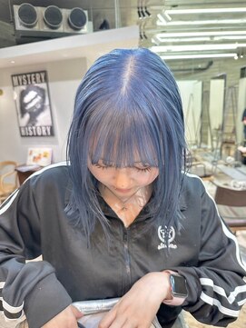 ヲタク(wotaku.) ブルーシルバーハイトーンダブルカラーブリーチ外はねボブ寒色