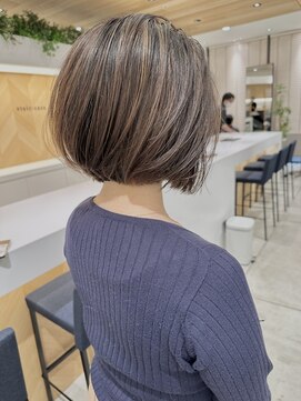 ステア ケース(stair case) 大人白髪ぼかしハイライトバレイヤージュミニボブ丸みショート
