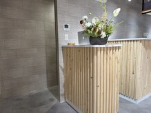 アノン(a'none)の雰囲気（優しい木の温もりのフロントとカウンターでお出迎え致します）