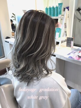 アッシュ 大宮店(Ash) ホワイトグレー×バレイヤージュカラー