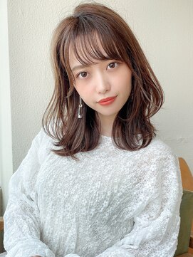 アフロート ディル(AFLOAT D'L) 20代に人気！顔周りの後れ毛がかわいいシャギーレイヤーロング