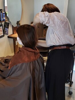 レイヘアービューティーサロン(LEI HAIR BEAUTY SALON)の写真/経験豊富な実力派スタイリストがカウンセリングからお仕上げまでマンツーマンで対応★気軽に相談できる♪