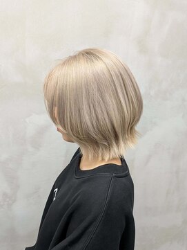 ホワイトベージュ×レイヤーボブ